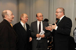 Foto (HWK):v.l.n.r.:A. Brümmer, Honorarkonsul H.J. Thouet, Konsularattaché T. Özdemir u. Ralf Barkey, HGF. HWK Ac